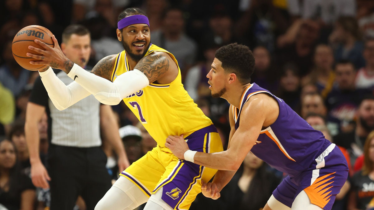 Los Angeles Lakers forward Carmelo Anthony (7) against Phoenix Suns guard Devin Booker (1) at Footprint Center.