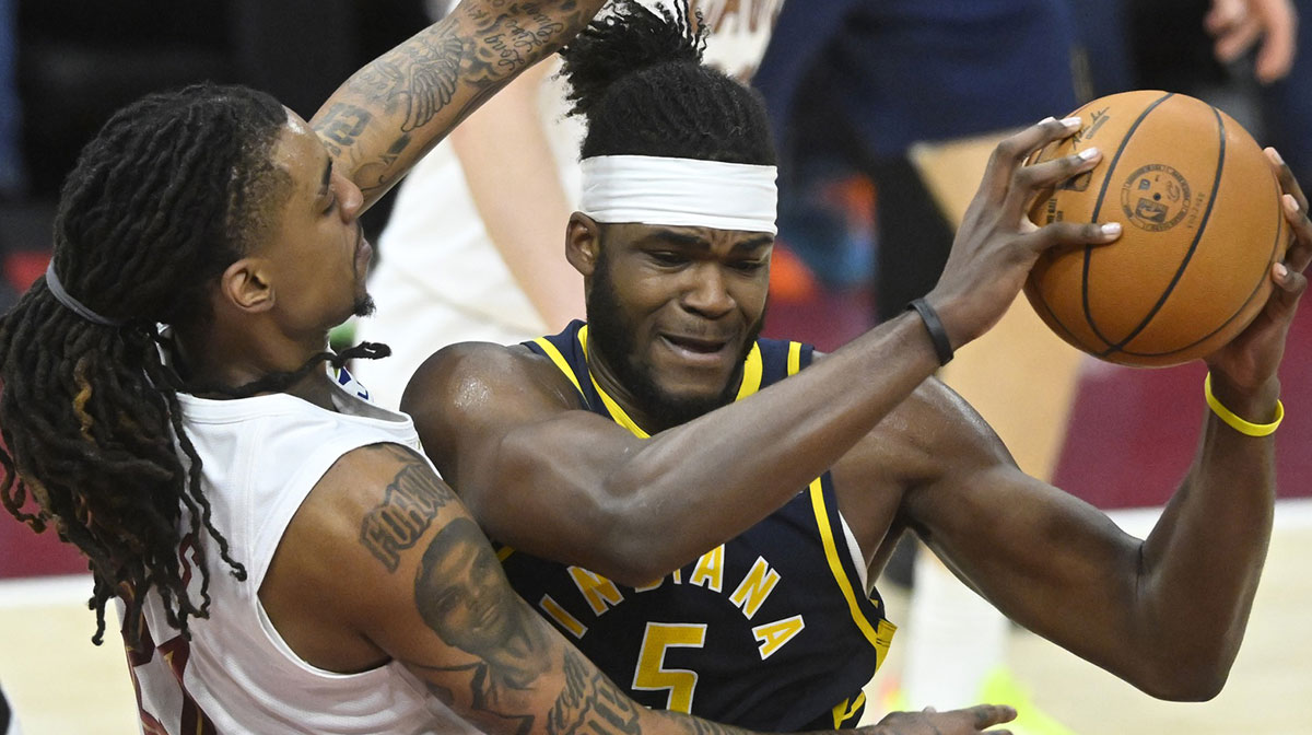 Cleveland Cavaliers forward Emoni Bates (21) defends Indiana Pacers forward Jarace Walker (5) in the fourth quarter at Rocket Arena.