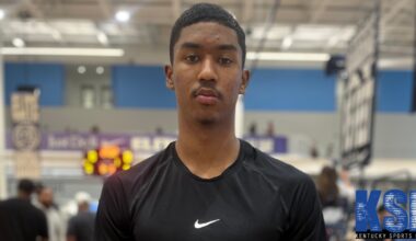 former-kentucky-UK-cheerleaders-perform-fight-song-pyramid-wedding-reception