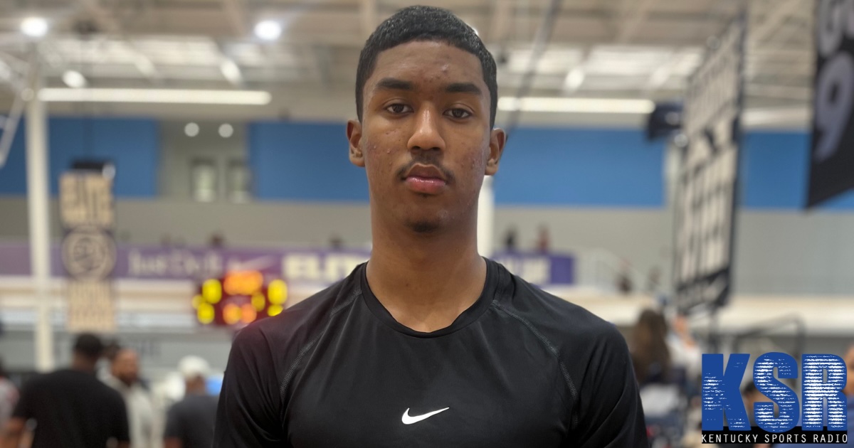 former-kentucky-UK-cheerleaders-perform-fight-song-pyramid-wedding-reception