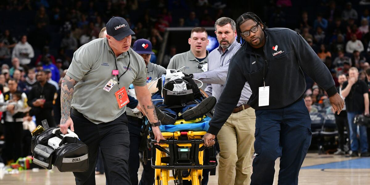 Medics attend to fan who collapsed courtside at Spurs, Grizzlies game