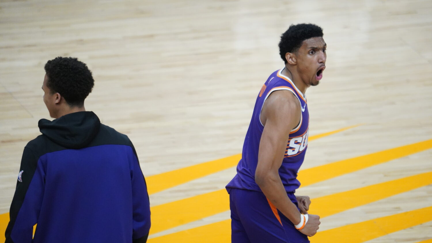 Ryan Dunn dunks on Giannis Antetokounmpo during Suns-Bucks