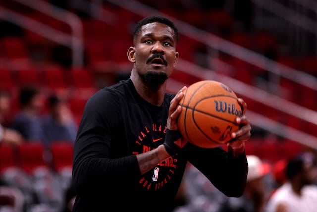 Rob Pelinka Believes Deandre Ayton Is 'Starting-Caliber Center'