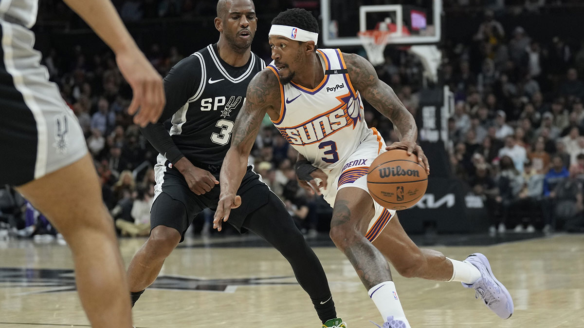 Suns guard Bradley Beal (3) drives to the basket against San Antonio Spurs guard Chris Paul (3) during the first half the San Antonio Spurs at Moody Center