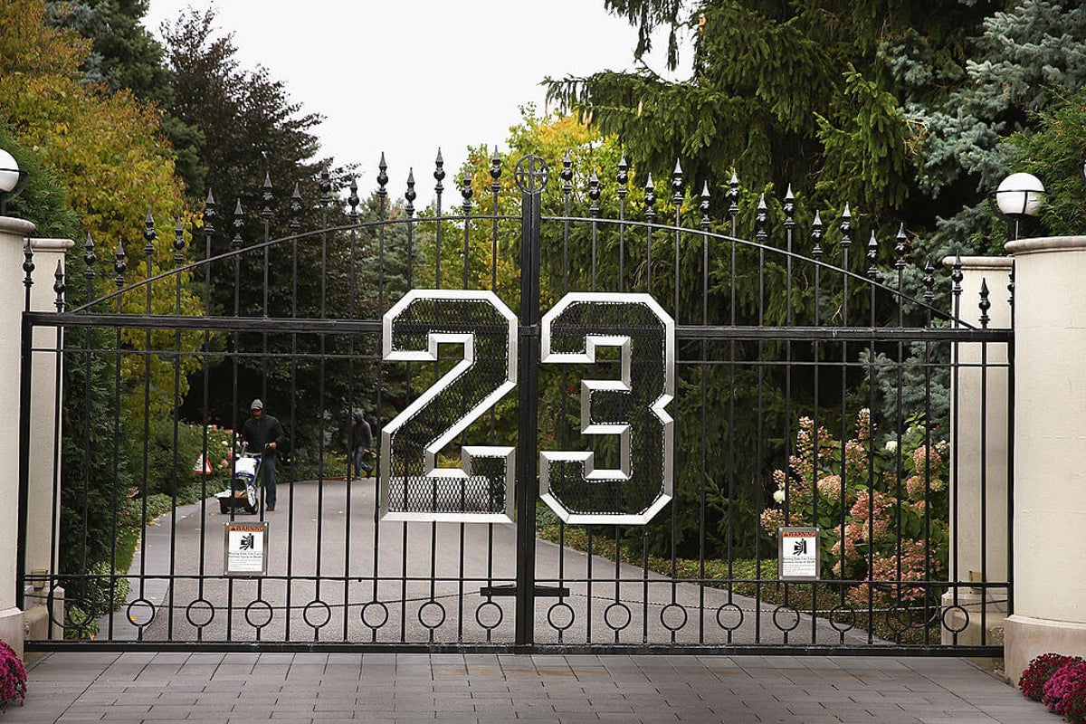 A $25,000 deposit and 17.5 bathrooms: Michael Jordan’s former mansion is now an Airbnb rental