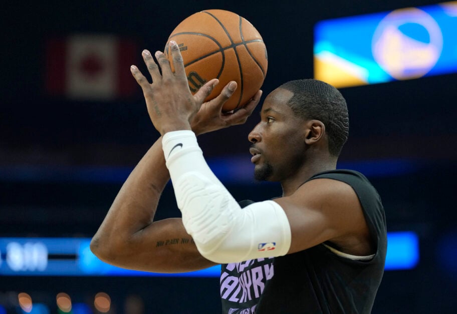 Jonathan Kuminga #00 of the Golden State Warriors warms up
