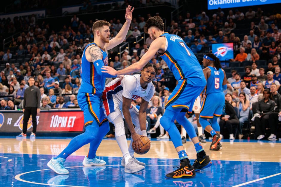 Ausar Thompson drives to the basket between Isaiah Hartenstein and Chet Holmgren