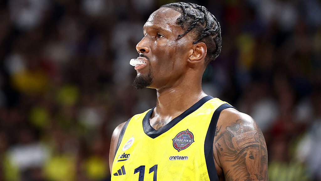 Fenerbahce forward Nigel Hayes-Davis has agreed to a fully guaranteed, one-year contract with the P...