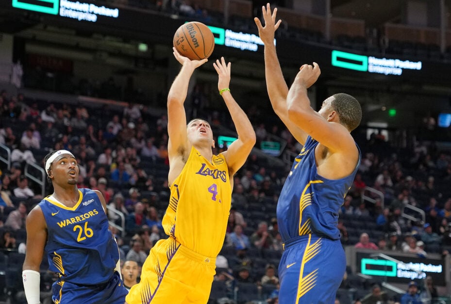 Cole Swider shoots for the LA Lakers against the Warriors at Summer League