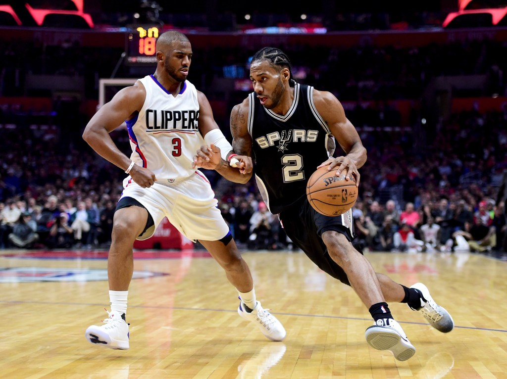 Chris Paul (3) guards Kawhi Leonard (2) during a Clippers-Spurs game in 2016.
