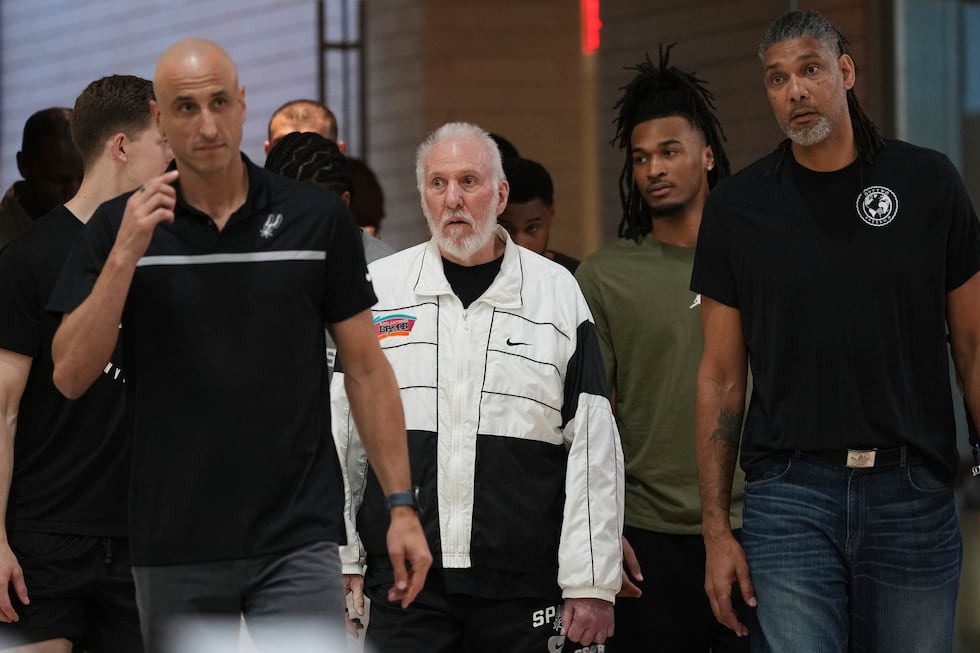 Former San Antonio Spurs head coach Gregg Popovich, center, arrives with current and former...