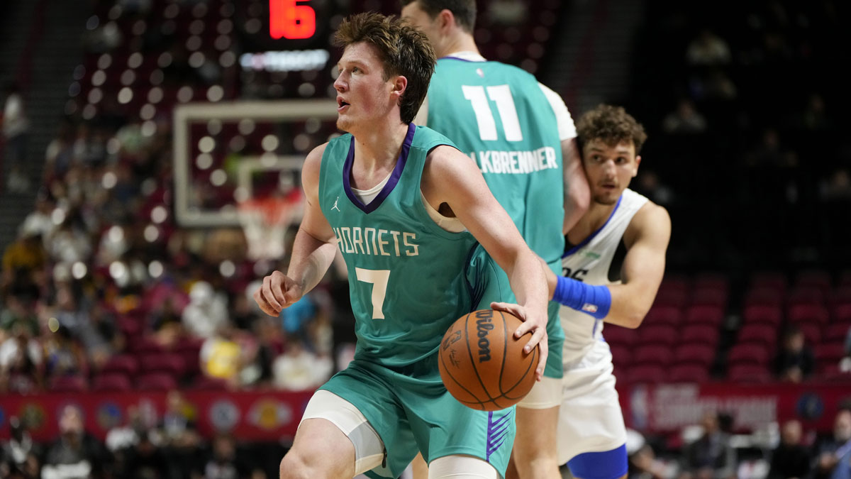  Charlotte Hornets guard Kon Knueppel (7) controls the ball against the Dallas Mavericks during the second half of a NBA basketball game at the Thomas & Mack Center.