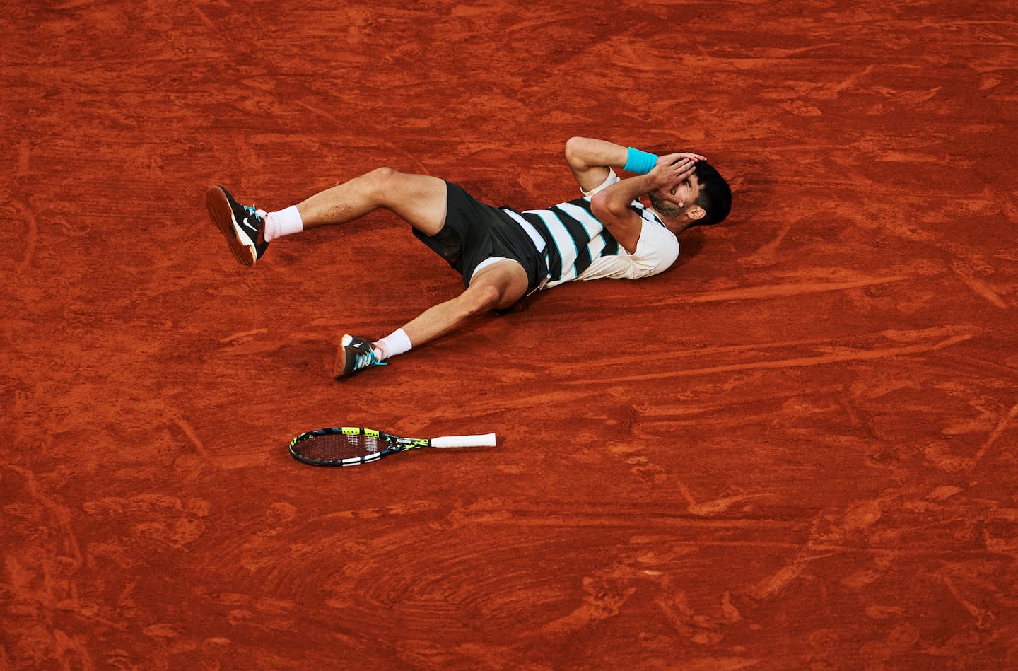 Carlos Alcaraz celebrates winning the men's singles title at the 2025 French Open.