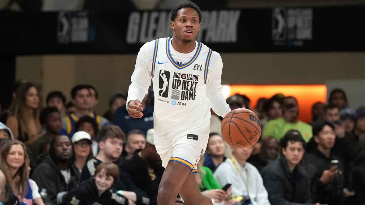 Team Earn Your Leisure guard DJ Steward (1) of the Memphis Hustle dribbles against Team Braxton during the G-League-Next Up Game semifinal at Moscone Center.