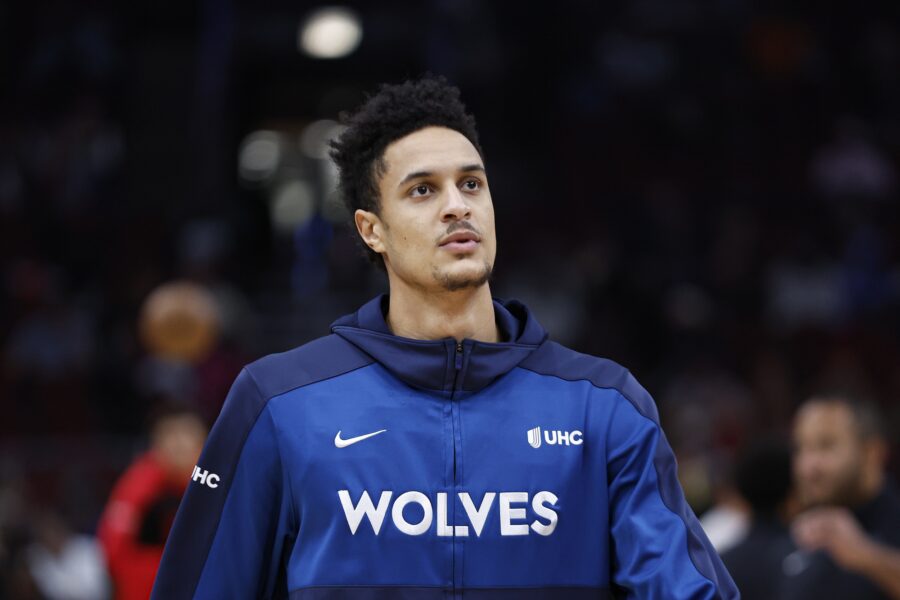 Jesse Edwards, Emanuel Miller Sign Two-Way Qualifying Offers