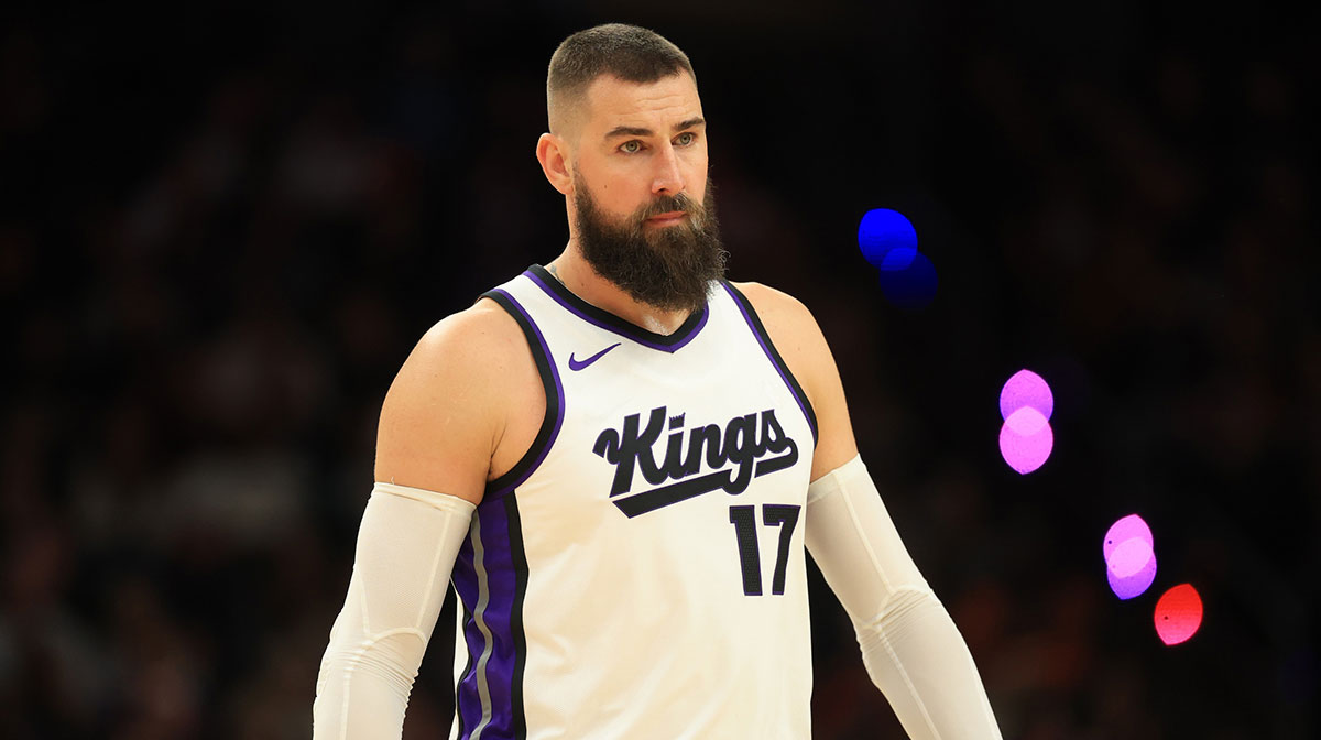 Sacramento Kings center Jonas Valanciunas (17) against the Phoenix Suns at Footprint Center.