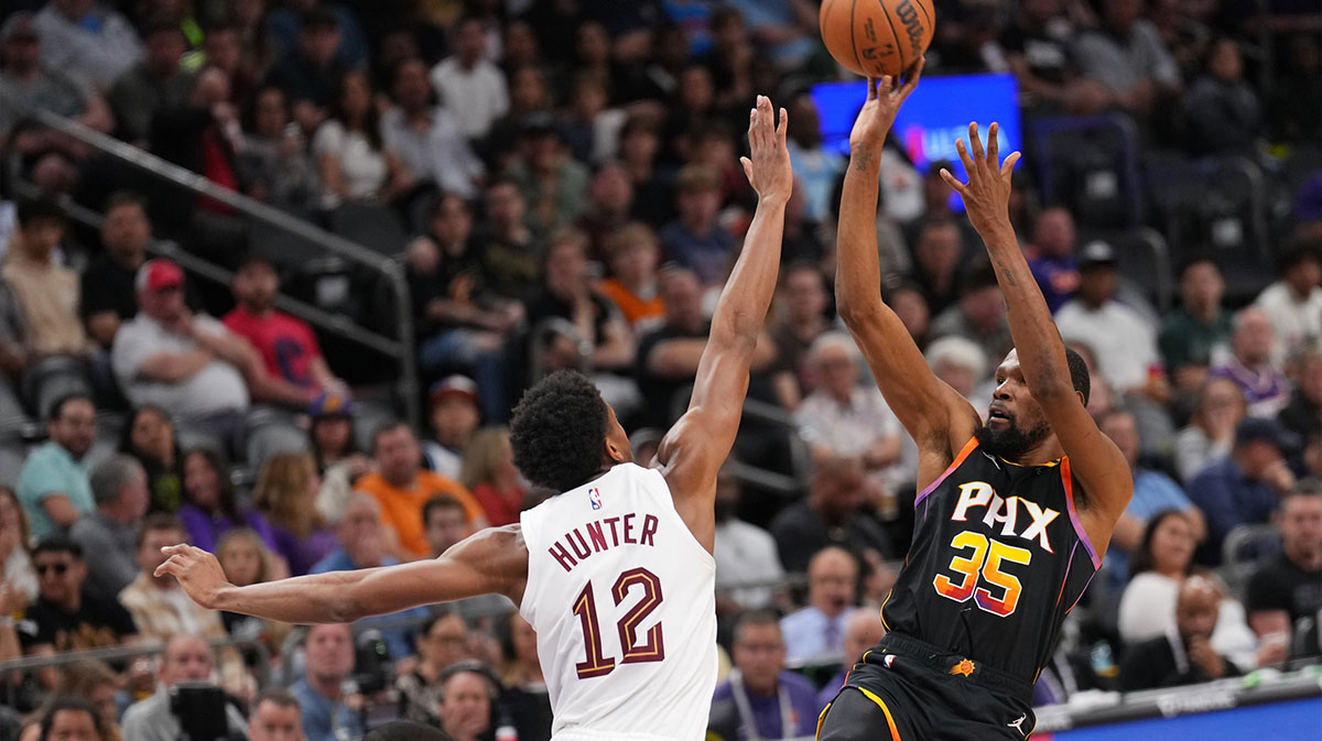 Phoenix Suns forward Kevin Durant (35) shoots over Cleveland Cavaliers forward De'Andre Hunter (12) during the second half at Footprint Center.