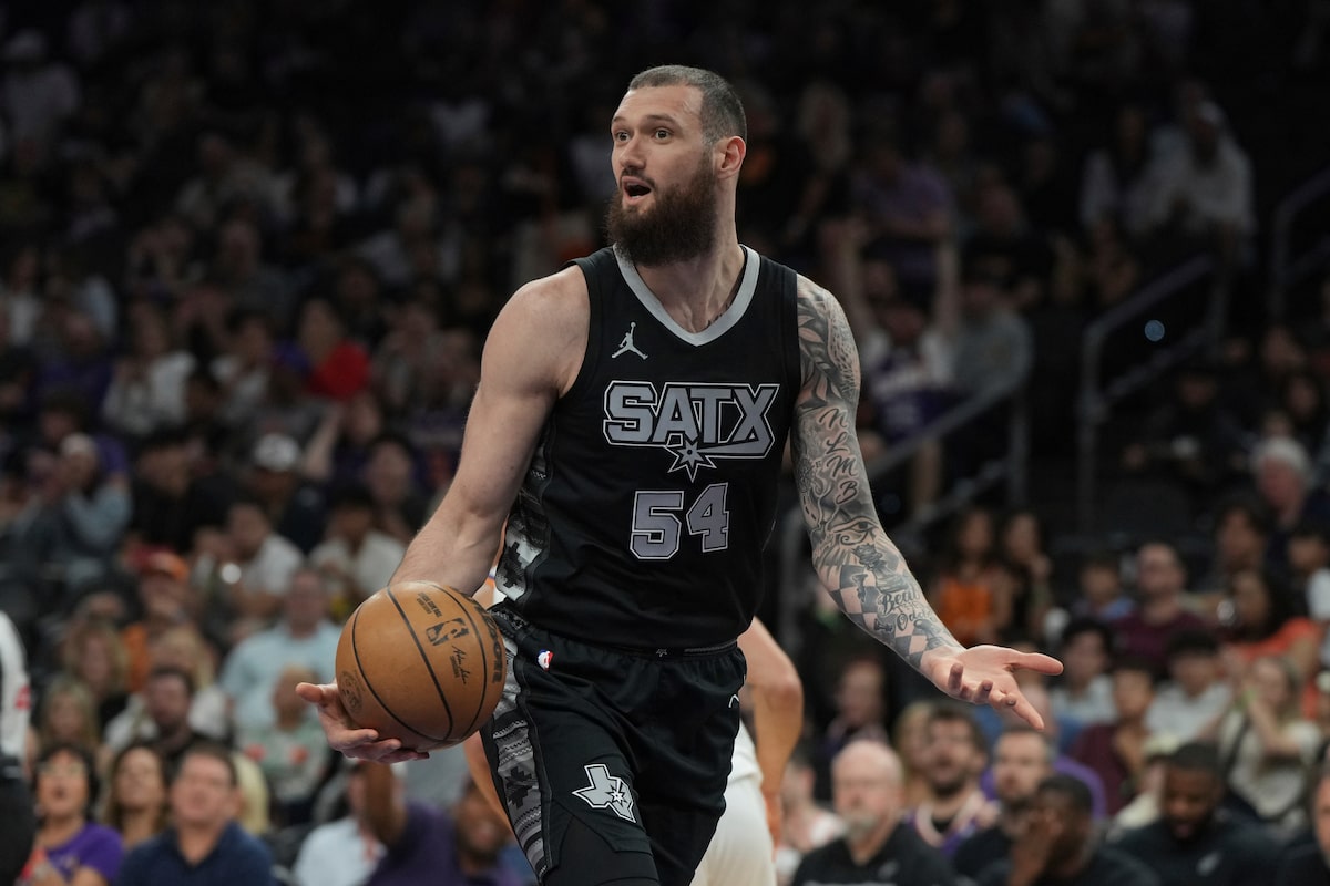 Raptors sign free agent forward-centre Mamukelashvili