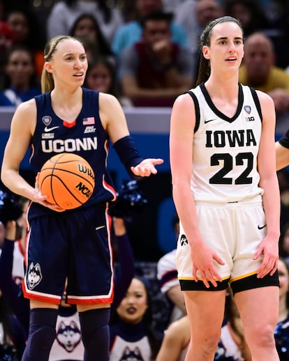 Paige Bueckers (left) and Caitlin Clark during an NCAA game in 2024.