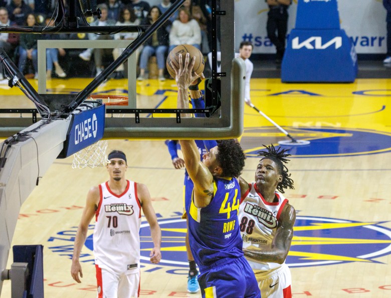 Jackson Rowe goes up for a dunk against the Rip City Remix in Santa Cruz.
