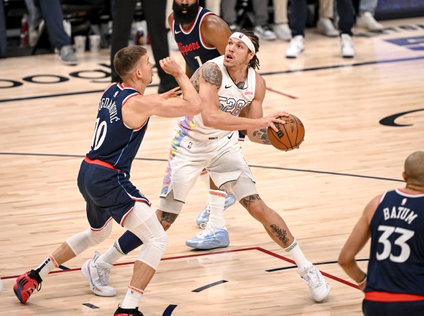 Aaron Gordon (32) of the Denver Nuggets works against Bogdan...