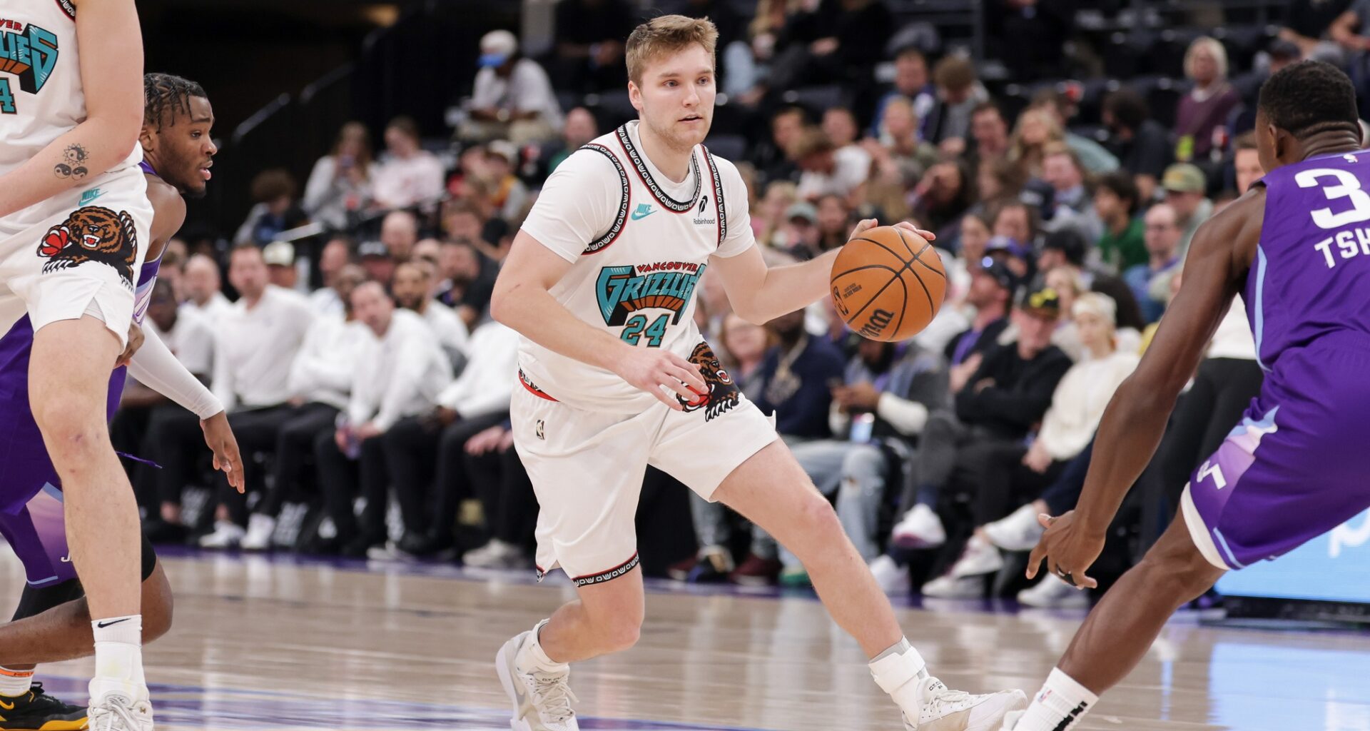 Grizzlies guard Cam Spencer drives to the basket against the Jazz during the 2024-25 NBA season.