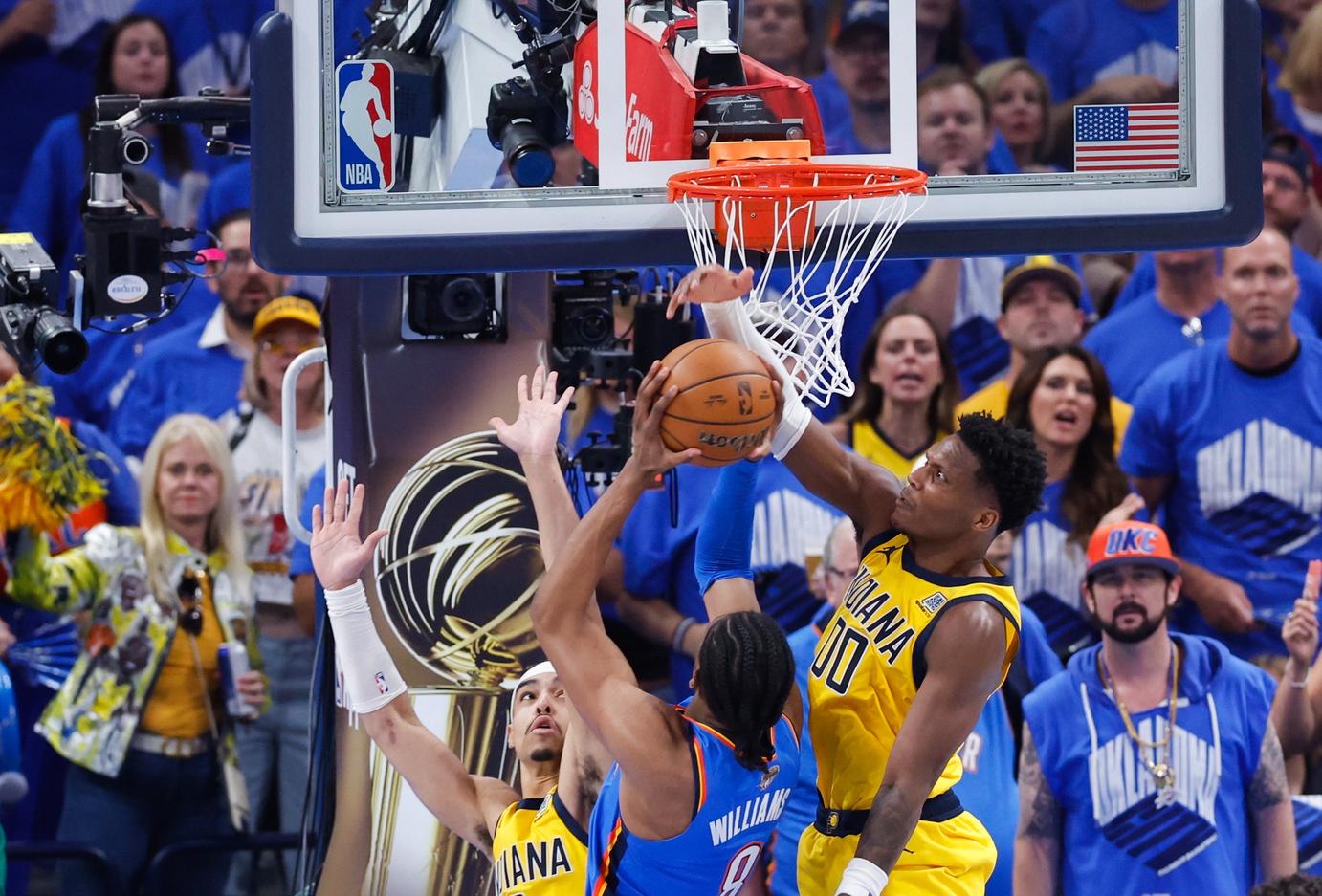 Oklahoma City Thunder forward Jalen Williams (8) drives for a lay-up as Indiana Pacers guard Bennedict Mathurin (00) defends during the second half of game seven of the 2025 NBA Finals at Paycom Center.