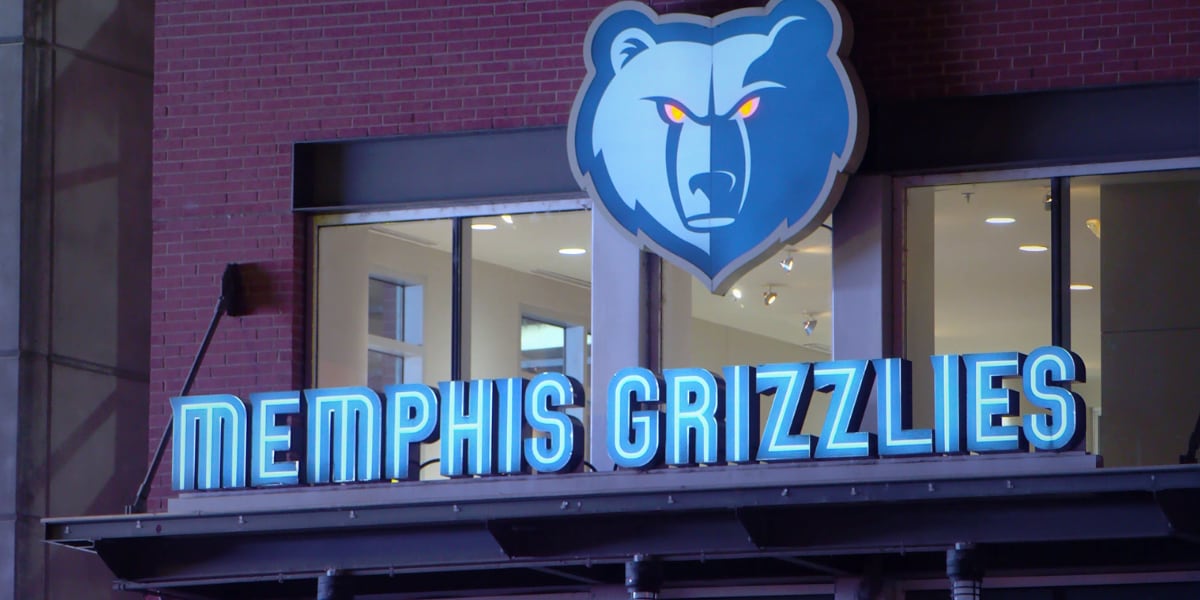 The Grizzlies team arrives in Memphis, making NBA history!