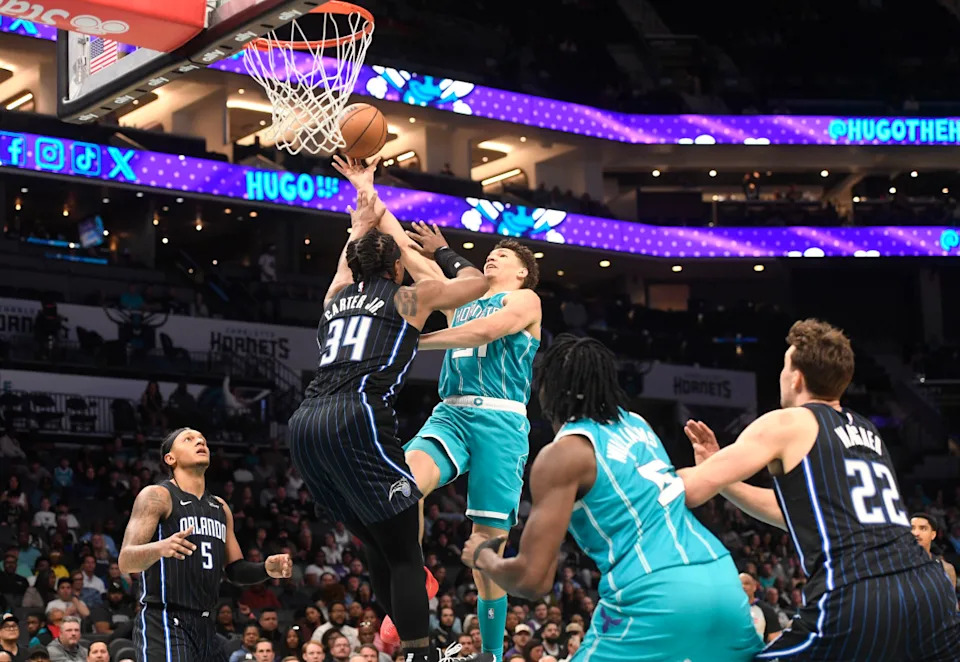 Charlotte Hornets forward Tidjane Salaun (31) drives in as he is defended by Orlando Magic center Wendell Carter Jr. (34)@Sam Sharpe-Imagn Images