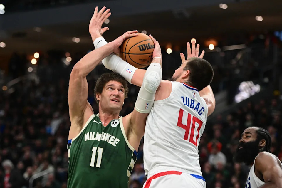 Milwaukee Bucks center Brook Lopez and Los Angeles Clippers center Ivica Zubac. © Benny Sieu-Imagn Images