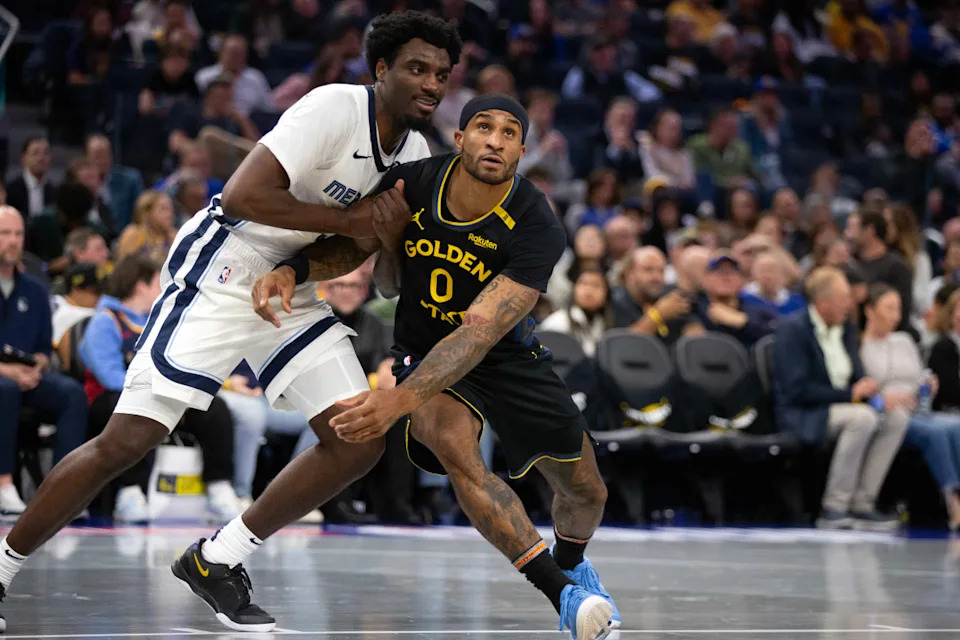 Nov 15, 2024; San Francisco, California, USA; Memphis Grizzlies guard Vince Williams Jr. (left) and Golden State Warriors guard Gary Payton II (0) pursue a rebound during the third quarter at Chase Center. © D&period; Ross Cameron-Imagn Images