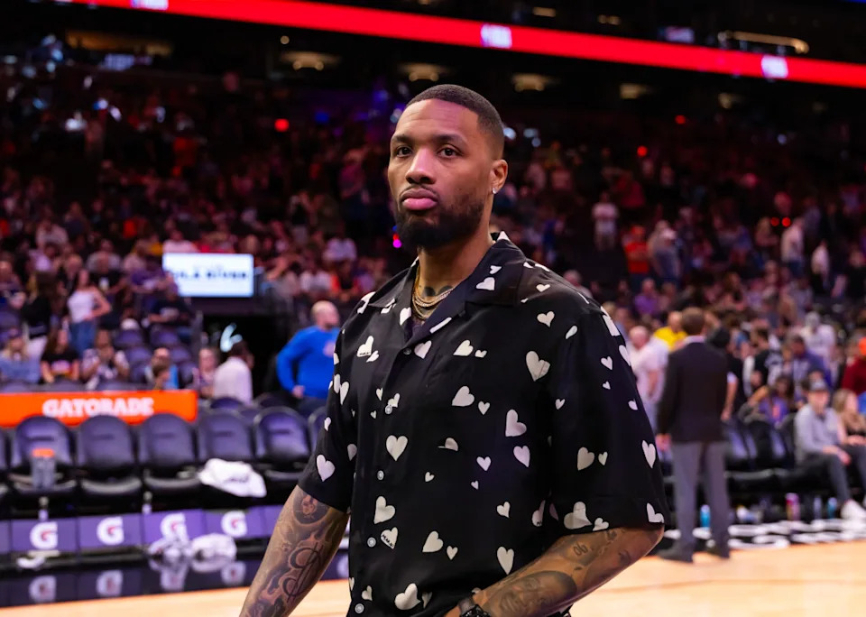 Milwaukee Bucks injured guard Damian Lillard against the Phoenix Suns.© Mark J. Rebilas-Imagn Images