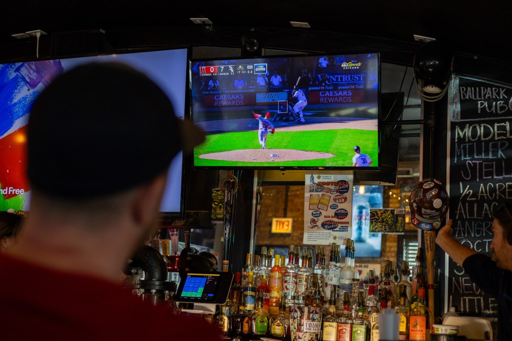 Are the Blackhawks, Bulls, White Sox antenna-worthy?