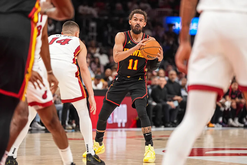 Atlanta Hawks guard Trae Young controls the ball.© Dale Zanine-Imagn Images