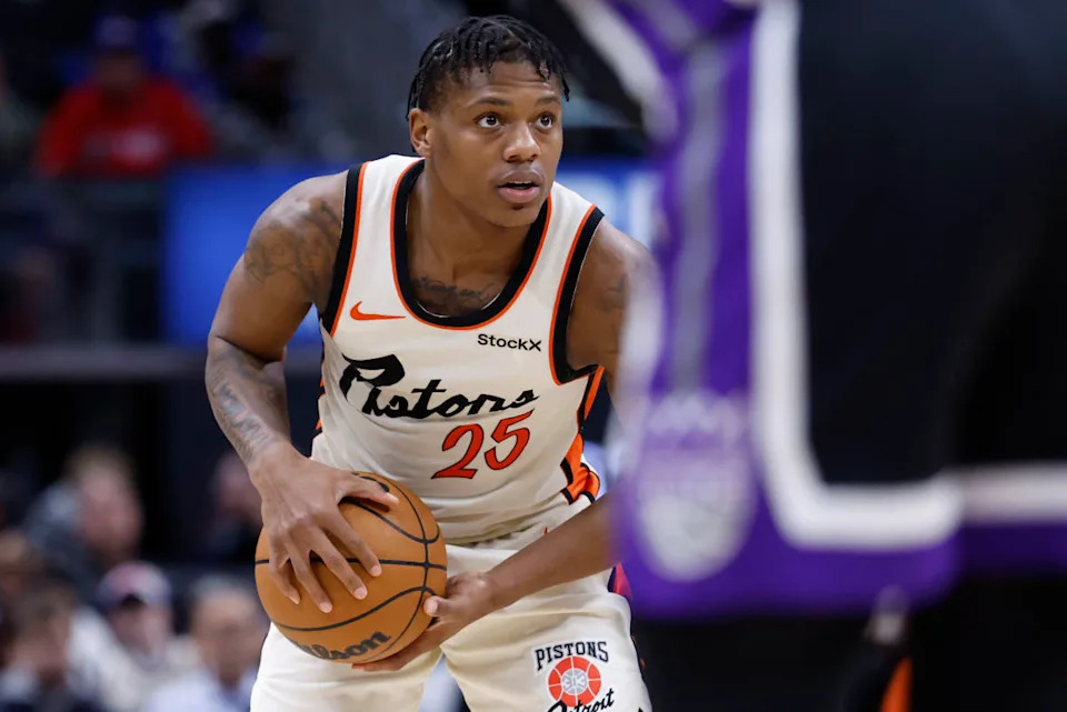 Detroit Pistons guard Marcus Sasser (25) dribbles in the second half against the Sacramento Kings.Mandatory Credit: Rick Osentoski-Imagn Images