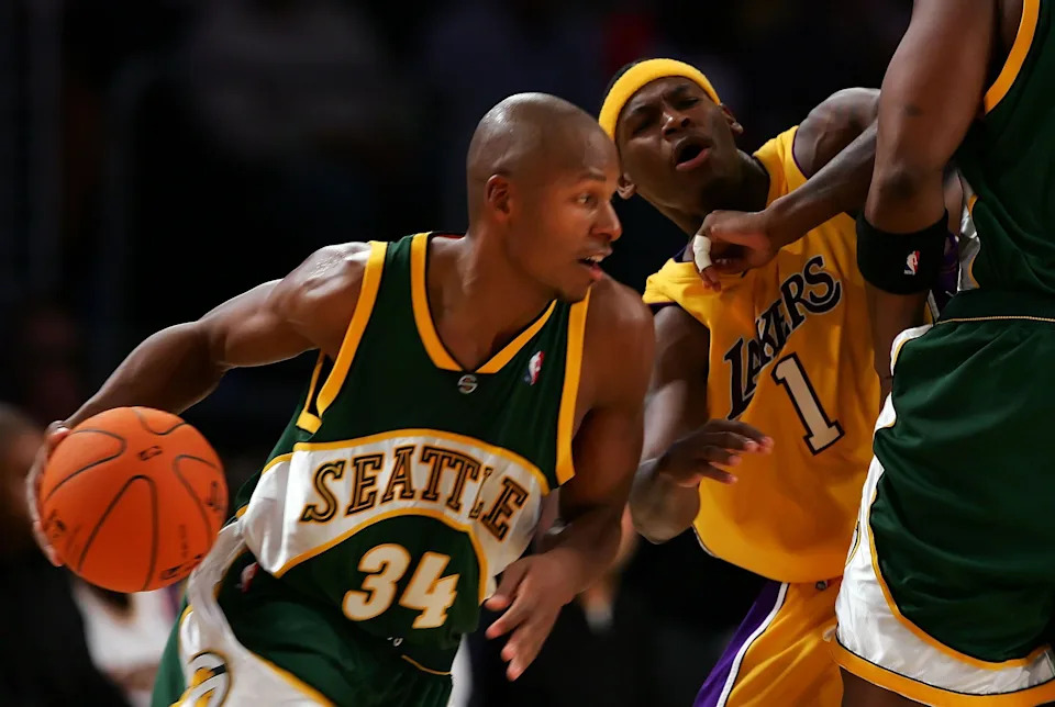 LOS ANGELES, CA - NOVEMBER 03: Ray Allen #34 of the Seattle SuperSonics drives by Smush Parker #1 of the of the Los Angeles Lakers as Parker runs through a screen in the fourth quarter on November 3, 2006 at Staples Center in Los Angeles, California. NOTE TO USER: User expressly acknowledges and agrees that, by downloading and/or using this Photograph, user is consenting to the terms and conditions of the Getty Images License Agreement. (Photo by Lisa Blumenfeld/Getty Images)