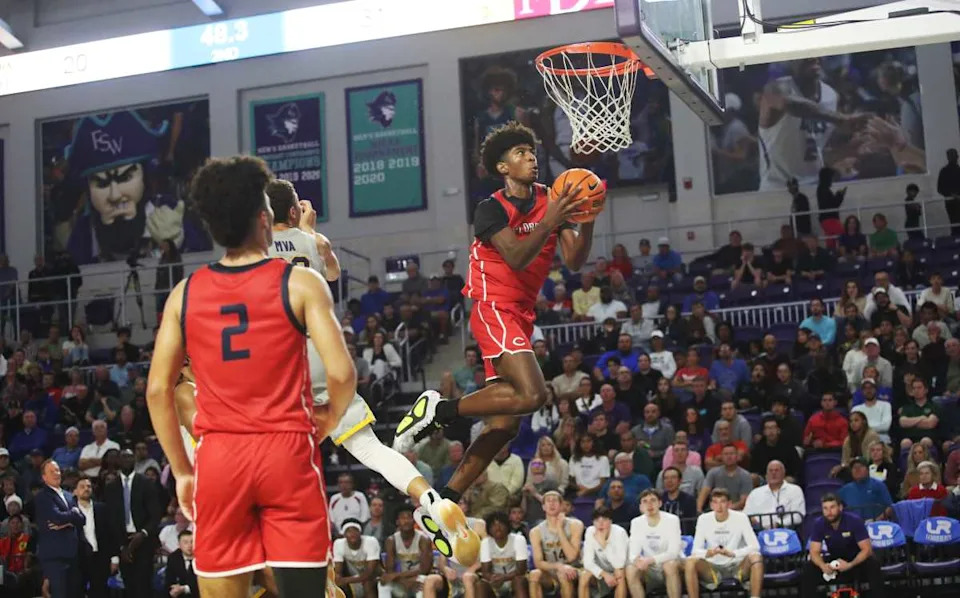 Jaxon Richardson dunks during a game in Ft. Myers, Florida in Dec. 2024. © Andrew West/The News-Press / USA TODAY NETWORK via Imagn Images