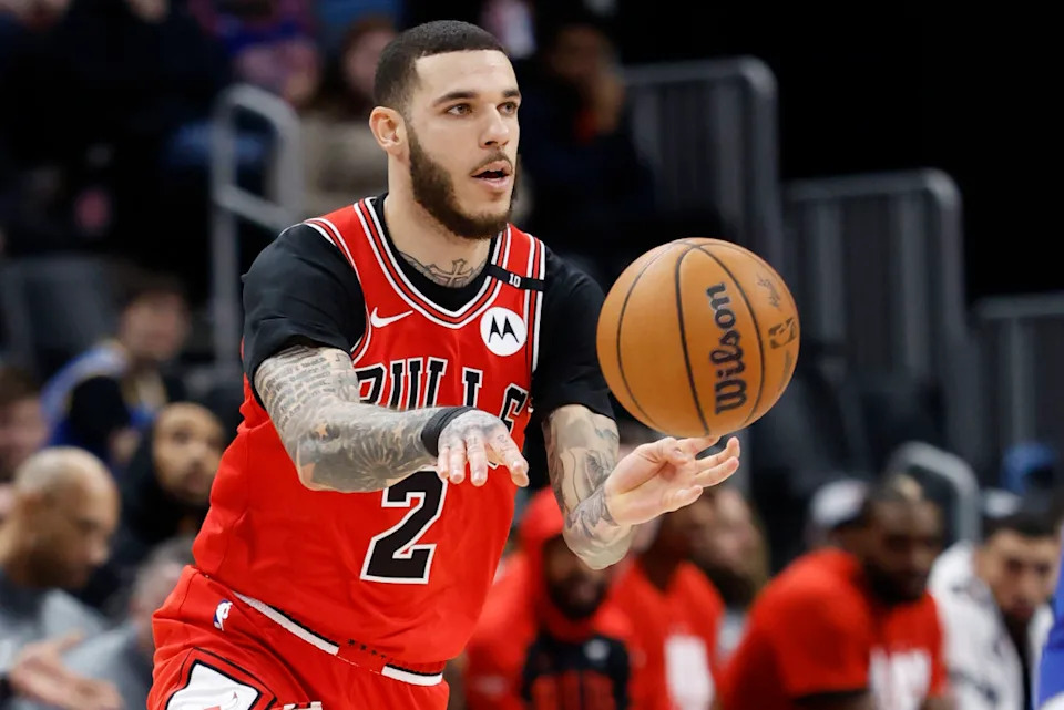 Chicago Bulls guard Lonzo Ball (#2) passes the ballRick Osentoski-Imagn Images