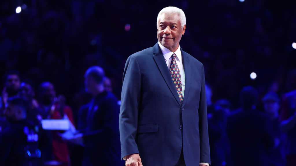 Hall of Famer, Bucks legend Oscar Robertson receives Arthur Ashe Award for Courage at ESPYS