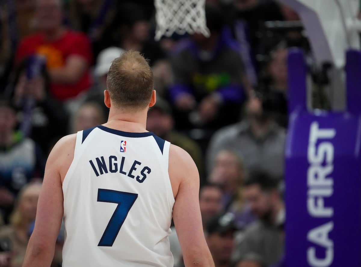 Jazz fans chant for Joe Ingles in return to Utah
