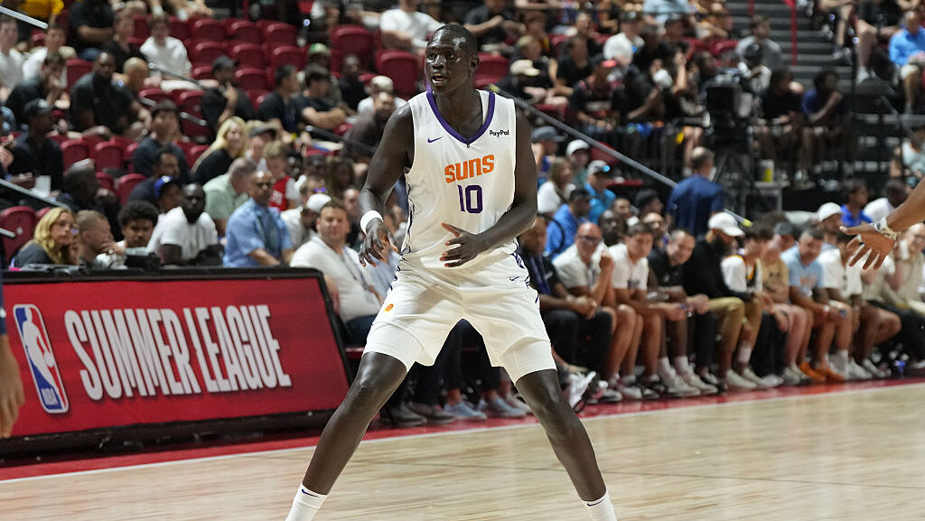 Khaman Maluach #10 of the Phoenix Suns calls for the ball against the Washington Wizards in the fir...
