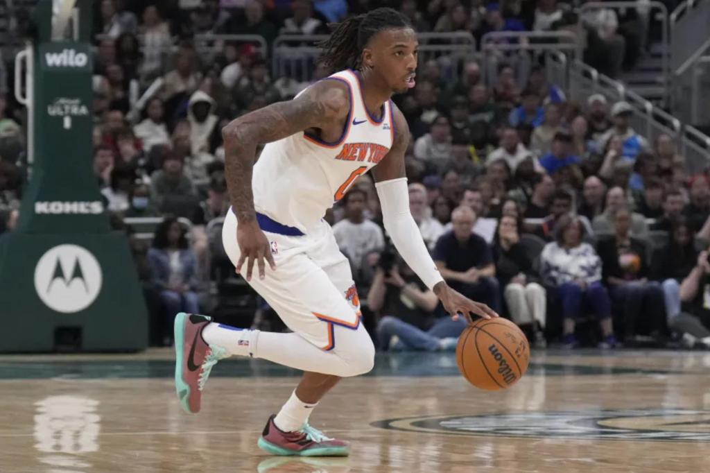 Former Buck Delon Wright gives depleted Knicks a lift in rare start