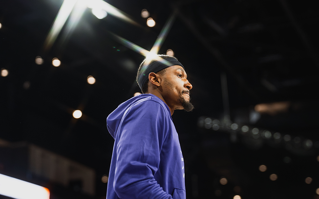 Phoenix Suns Bradley Beal stands on court
