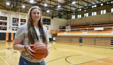 Jill Barta returns to the court as Chinook girls basketball coach