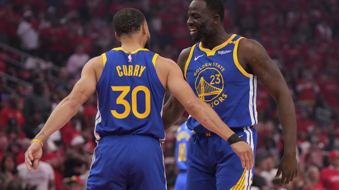 Stephen Curry scores 31 points in the Warriors' 95-85 victory over the Rockets 95-85 in Game 1