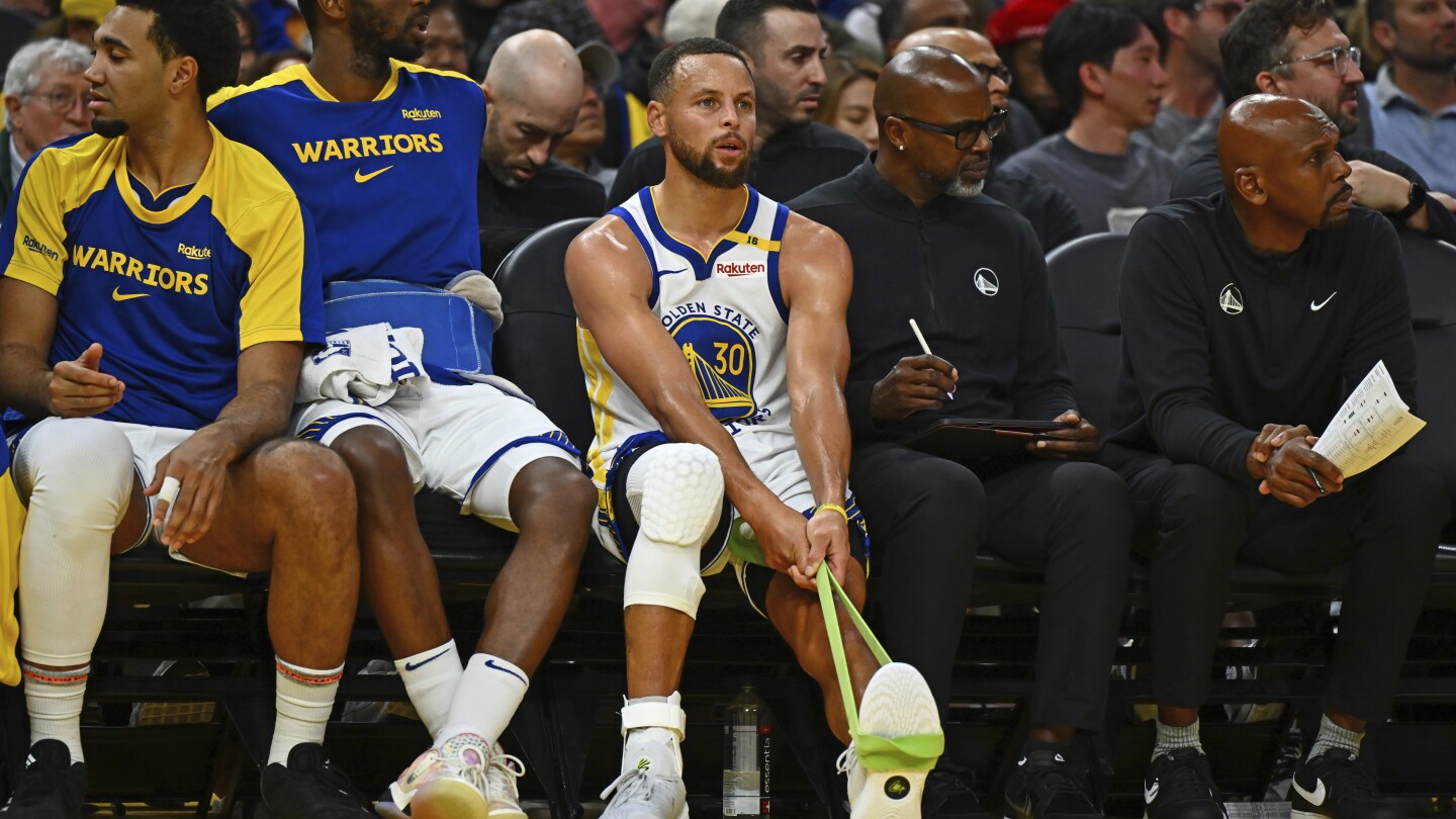 Stephen Curry sprains left ankle in Warriors' loss
