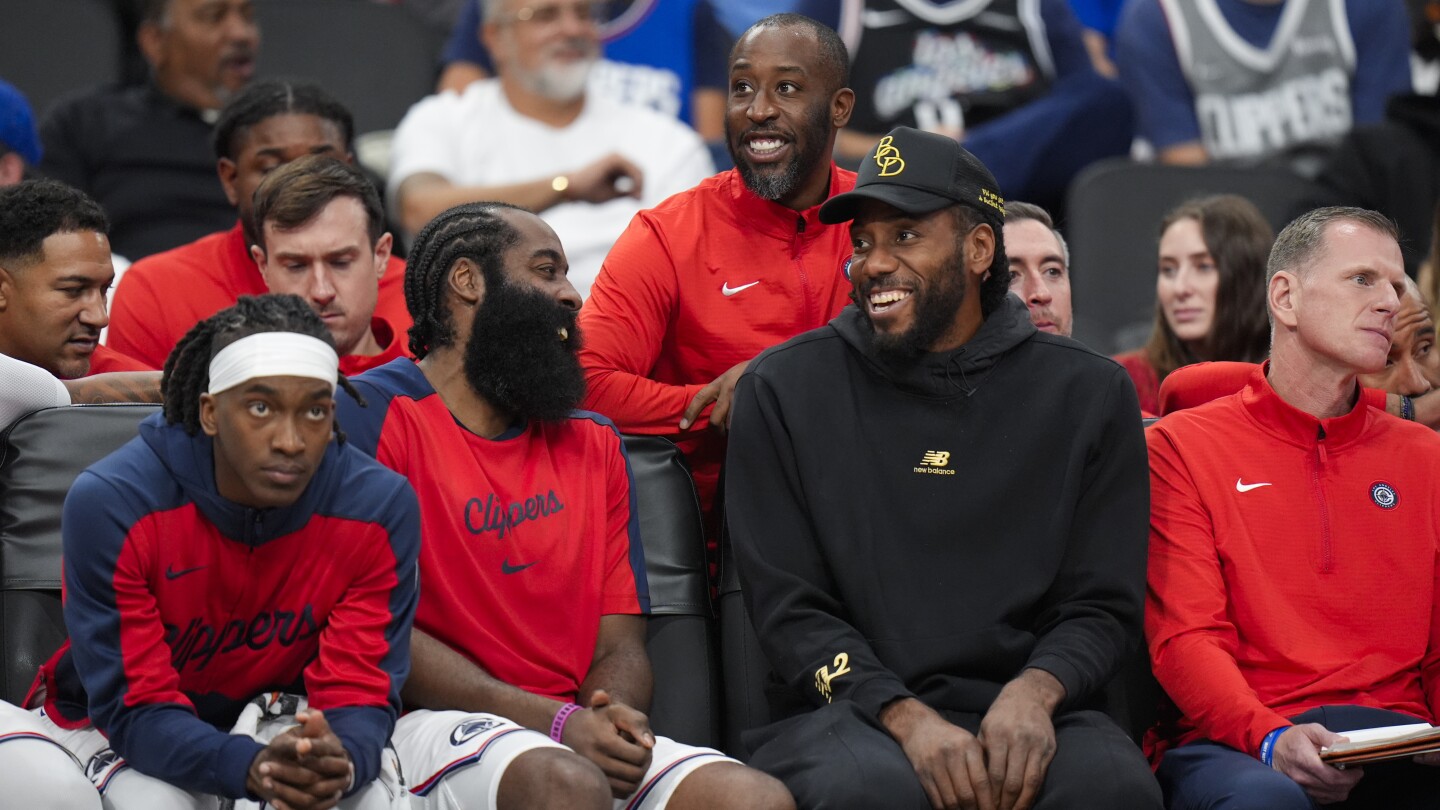 Leonard won't play for Los Angeles Clippers to start the season while rehabbing knee, report says