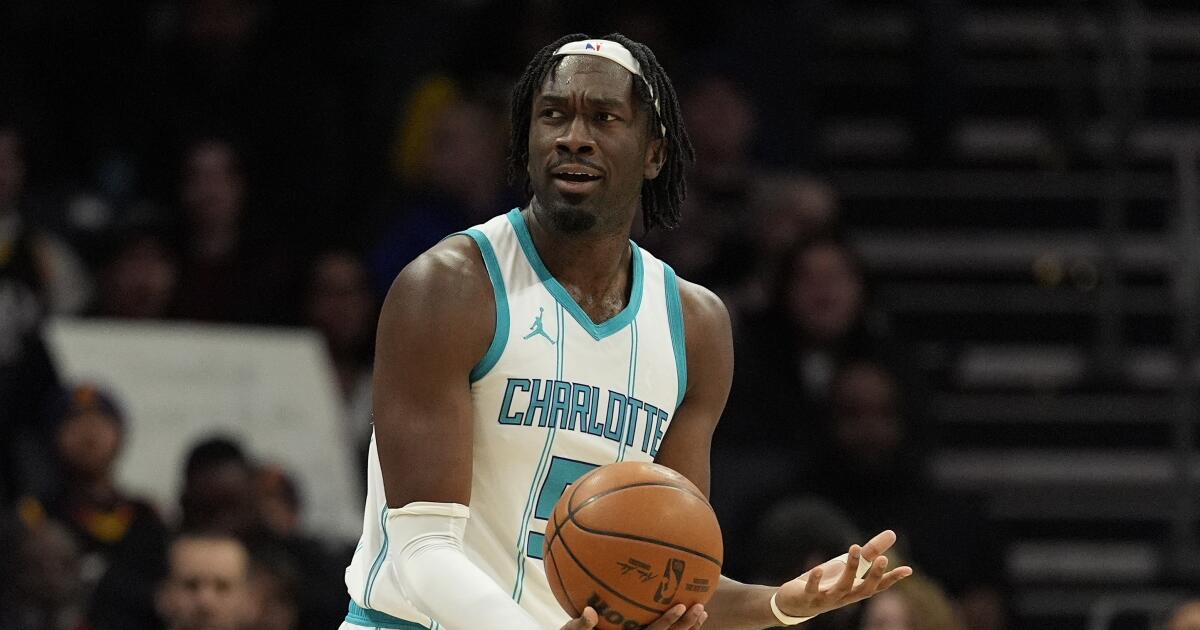 Lakers' trade for Mark Williams rescinded after failed physical