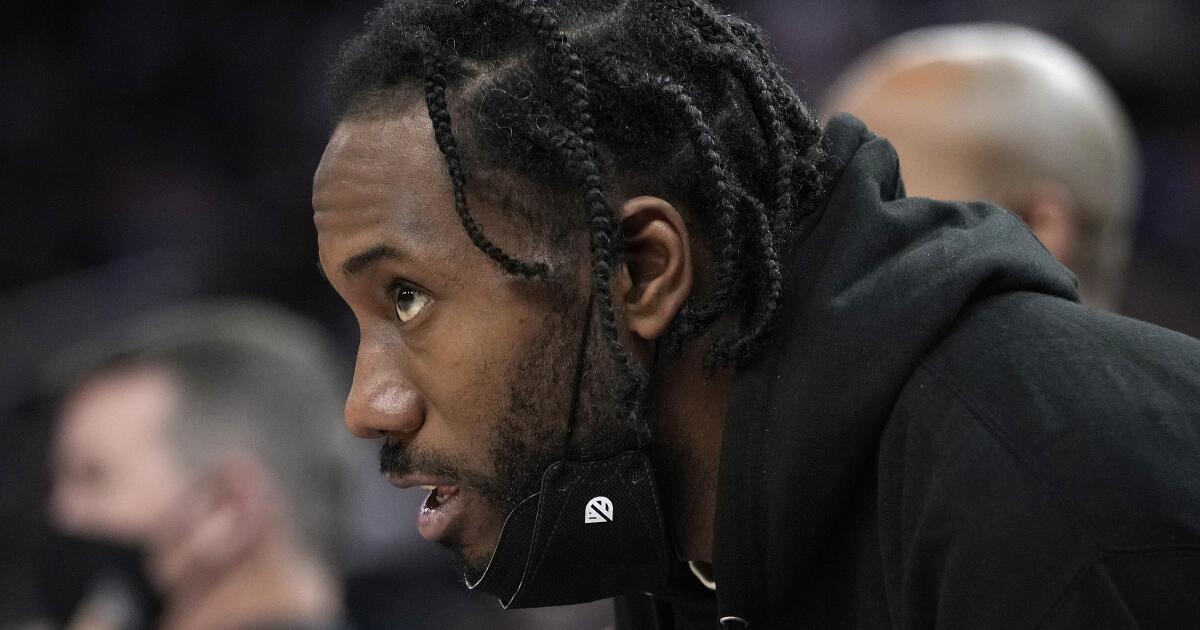 Ex-trainer sues Clippers over treatment of Kawhi Leonard