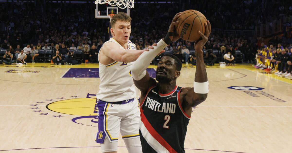 Lakers agree to terms with center Deandre Ayton